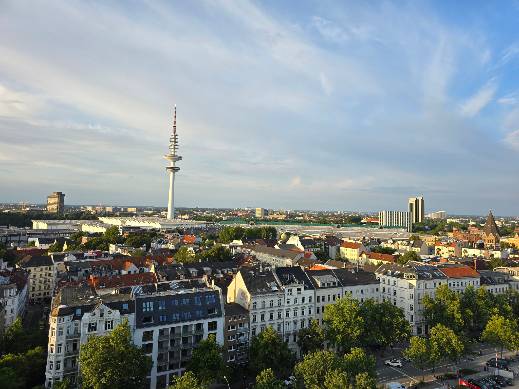 Blick über Hamburg mit Fernsehturm und Skyline