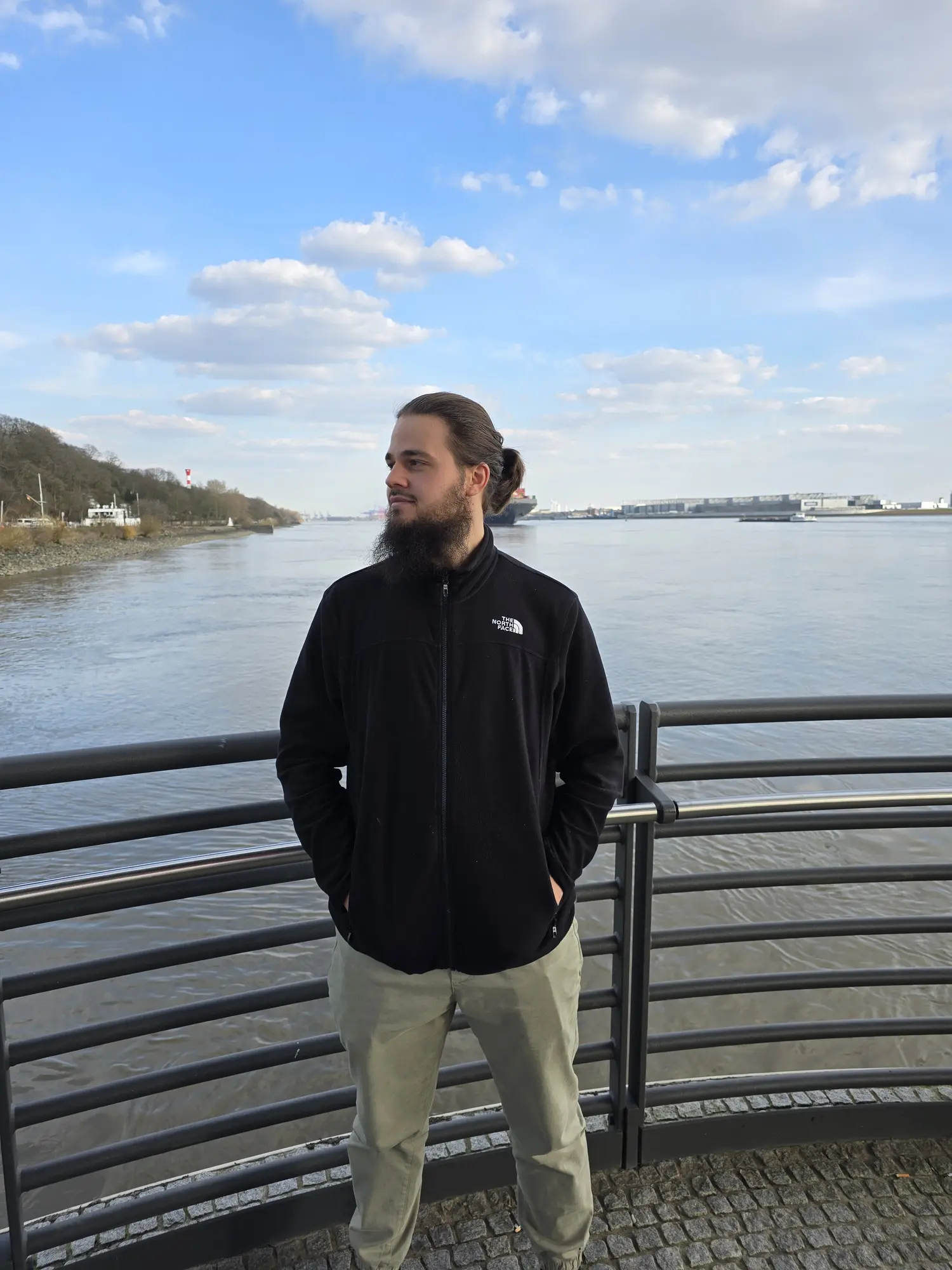 Jonas Aschberg am Elbufer in Hamburg