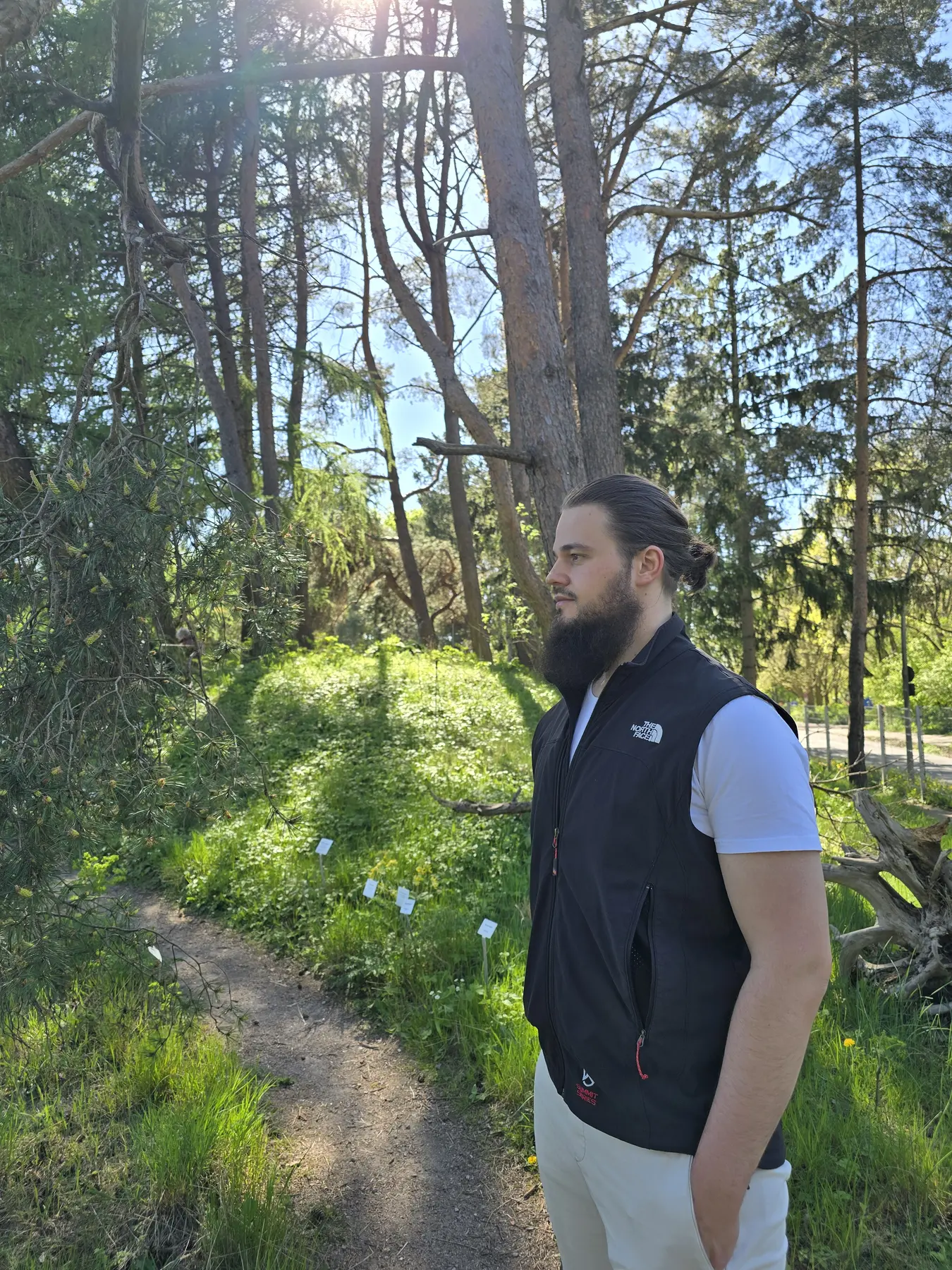 Jonas Aschberg bei einem Spaziergang im Grünen
