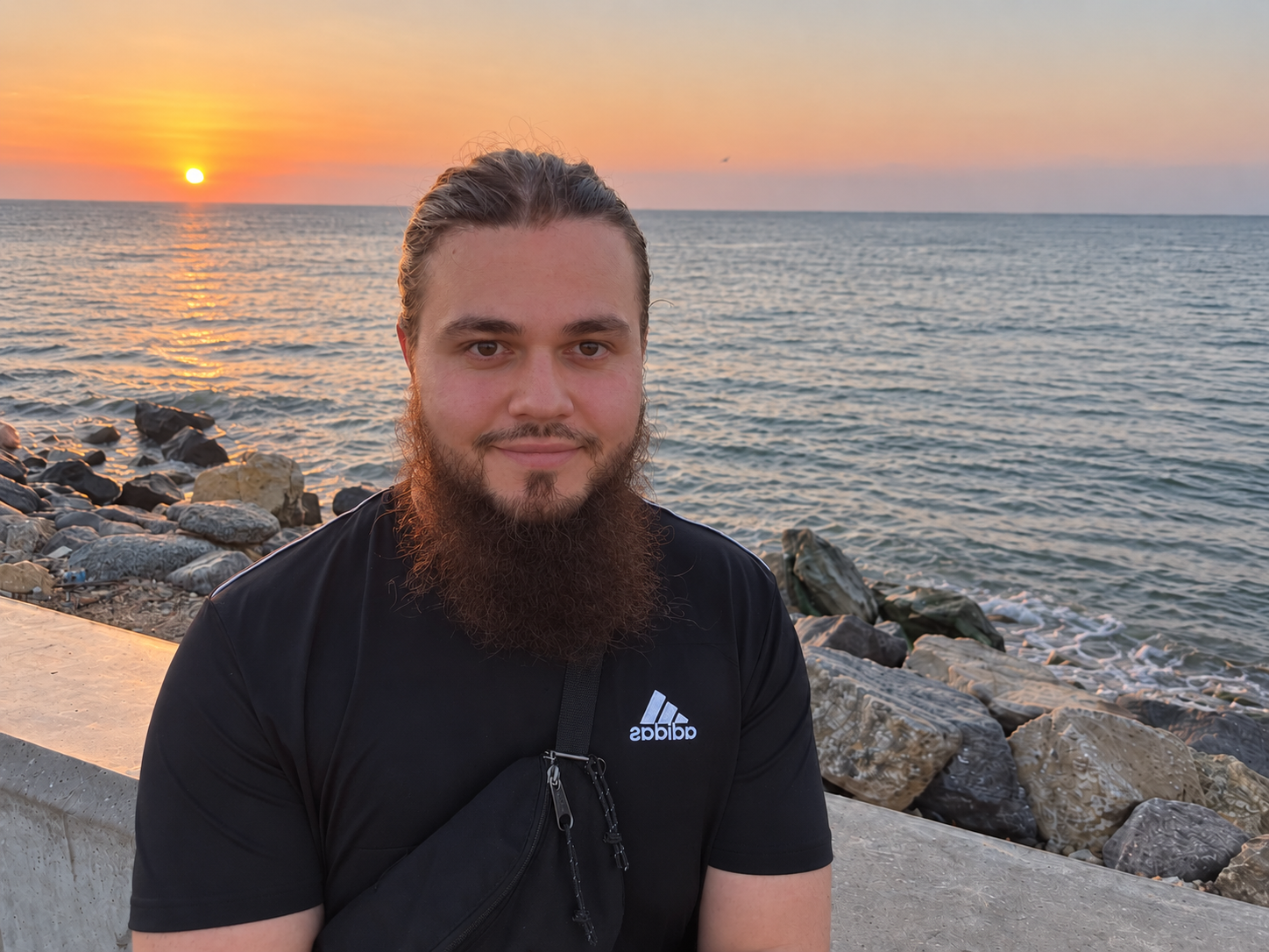 Jonas Aschberg am Meer bei Sonnenuntergang im Oman