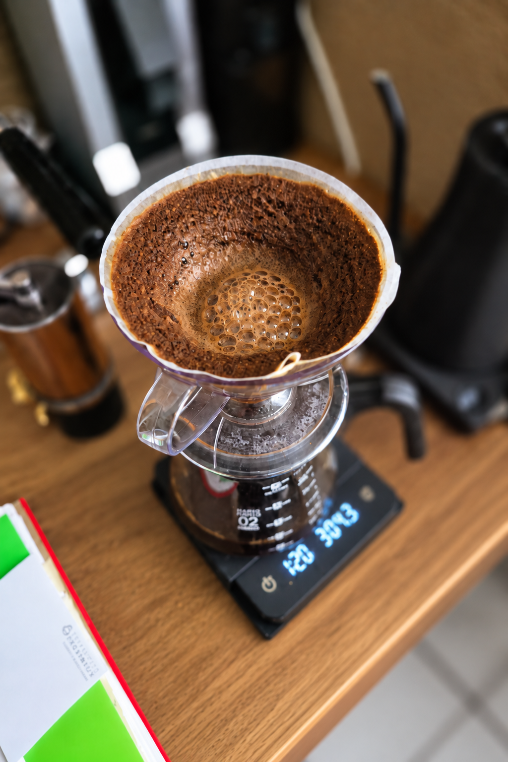 Handgefilterter Kaffee während der Zubereitung
