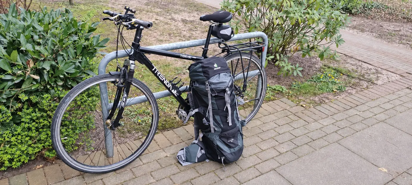 Fahrrad mit Reiserucksack auf einer längeren Tour