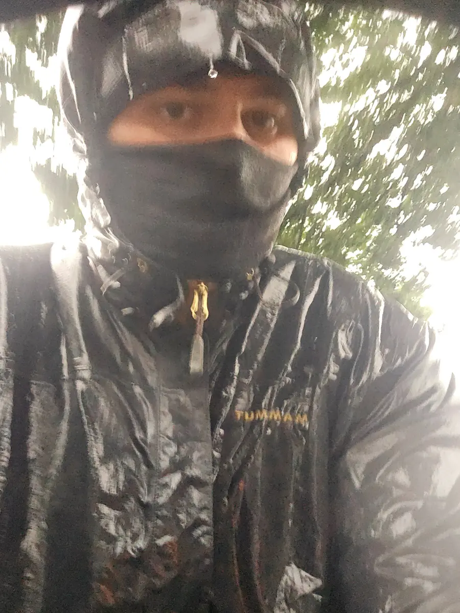 Jonas Aschberg mit Fahrradhelm und Regenkleidung nach einer Fahrt bei starkem Regen